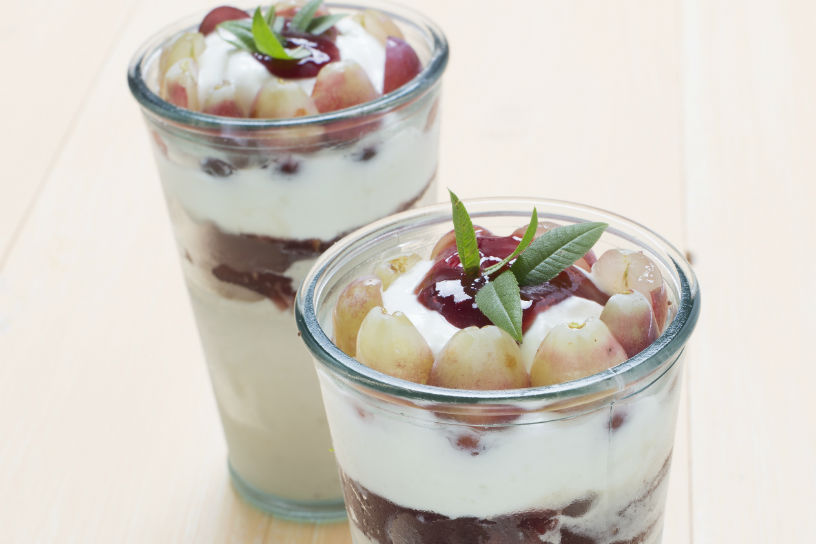 glazen gevuld met ijs van druiven en citroenverbena